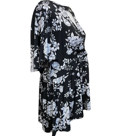 Torrid Black and White Flowered Peasant Short Sleeved Blouse. Size 2X - Picture 2 of 6